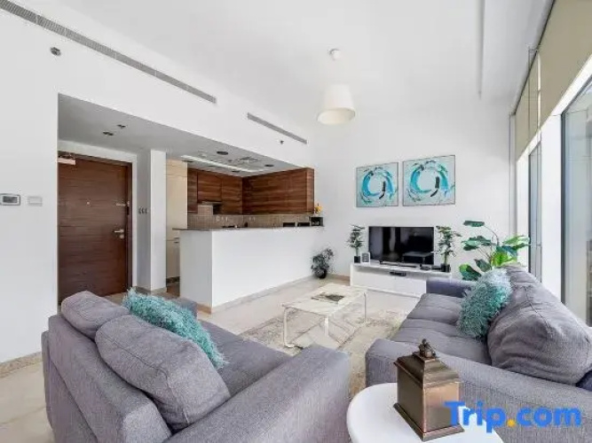 Elegant Studio with Burj Khalifa Skyline Views