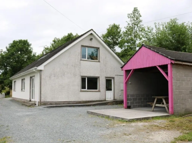 5 Bedrooms Cottage