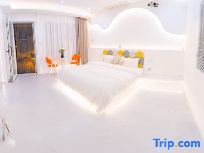Suite with courtyard view