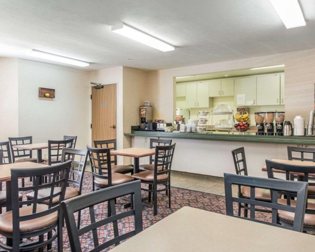 Econo Lodge North Academy photo 13