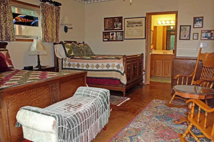 Prow'd House Bed & Breakfast