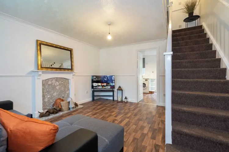 2 Bed-sleeps 4-private Garden- Free Parking