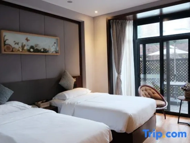 Standard Twin room with river view
