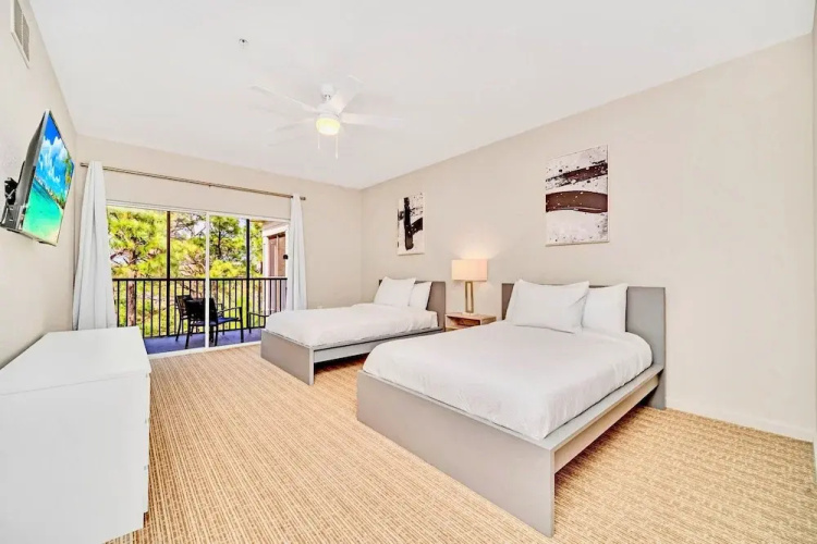 Modern 2BR Condo- Pool Hot Tub Close to Disney