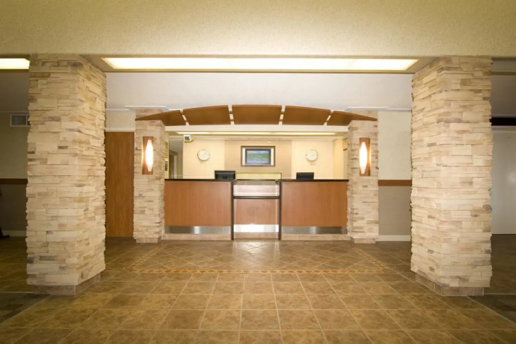 Woodlands Inn & Suites