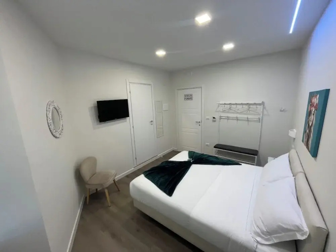 F.Rooms Napoli Via Sementini