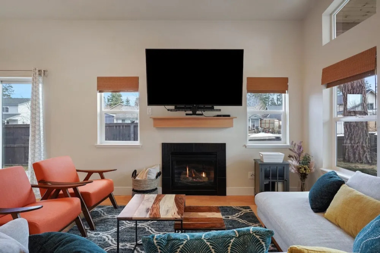 Dwell 30 Days Minimum 3 Bedroom Home by RedAwning