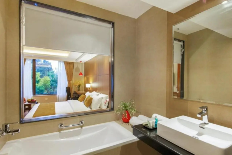 Hotel Thrive, A Tropical Courtyard