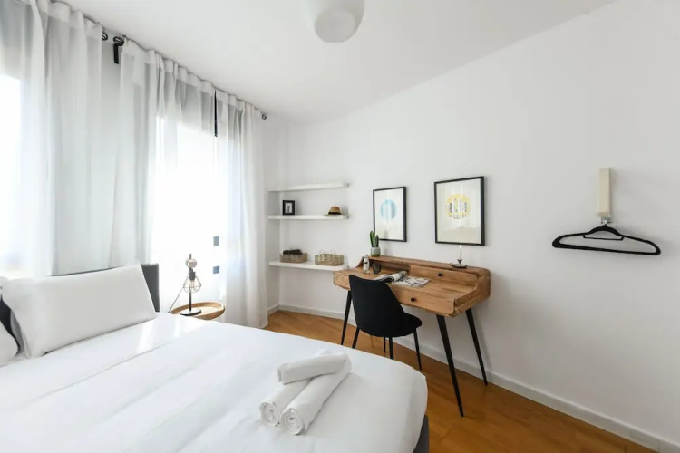 Stylish 3-BR Apt w Balcony and Parking