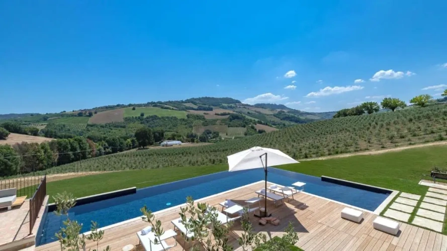 5 Bedrooms Villa