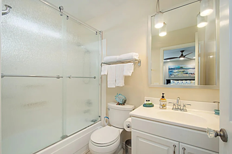 Huntington Beach Studio Blocks to the Beach and Downtown apts