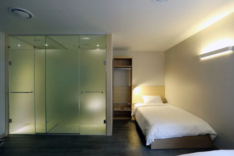 Hotel 8 Hours