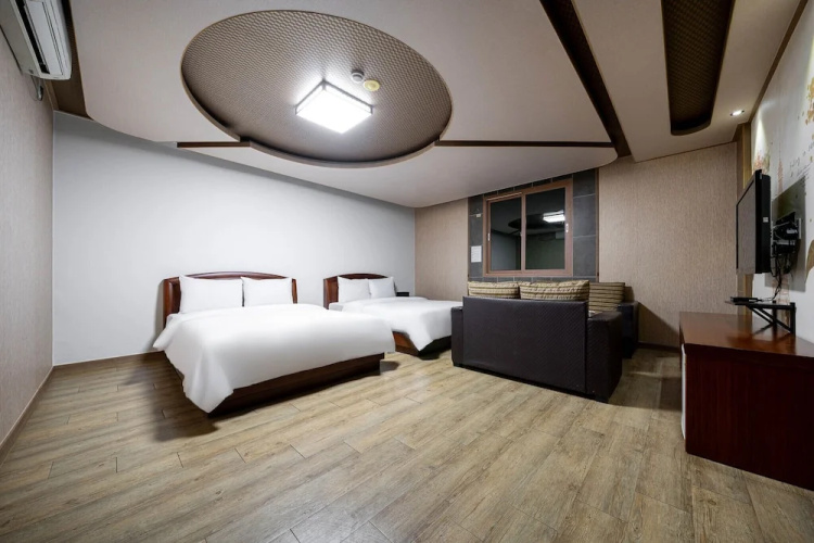 F1 Hotel