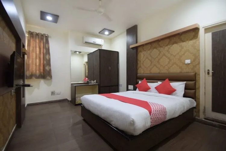 Hotel C-9 by OYO