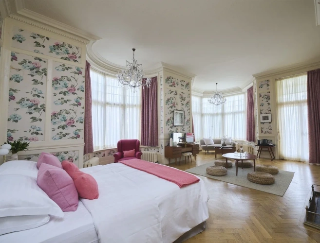 1 Bedroom Club Suite with river view