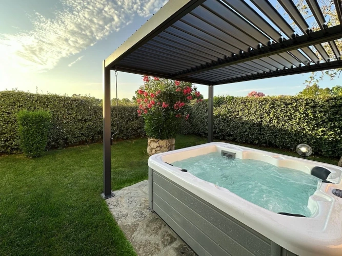 2 Bedrooms Luxury Cottage with garden view