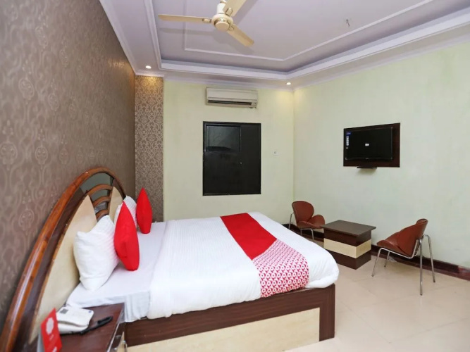OYO 15525 Signature Inn