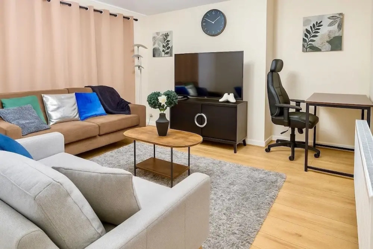 House - Sleeps 9 - Garden - Pet Friendly - Parking