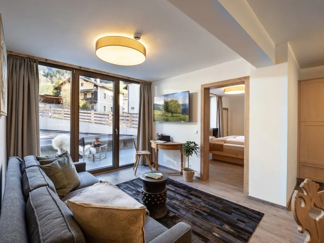 2 Bedrooms Standard Family room with courtyard view