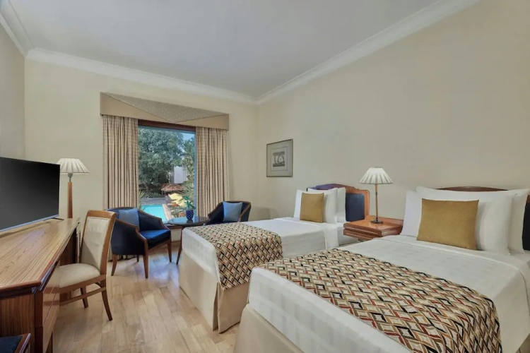 Classic Twin room with pool view