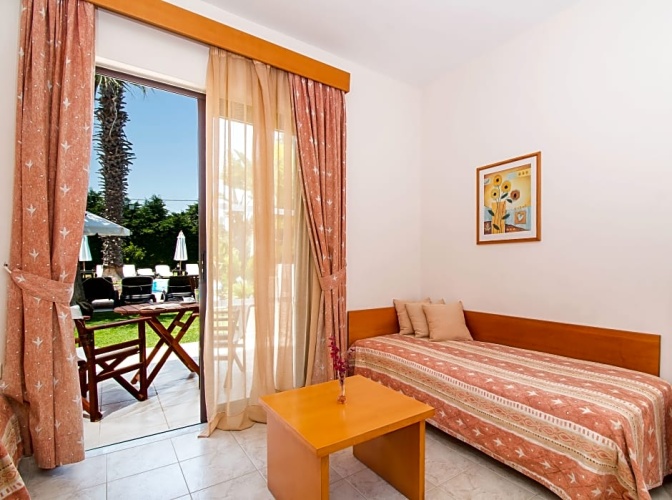 Comfort Studio with pool view
