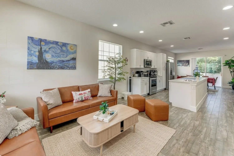 4 Bedrooms Apartment