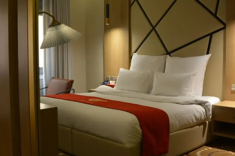 Redwaves Hotel