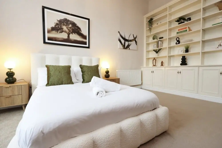 Spacious 3BR Flat in Cowbridge Centre