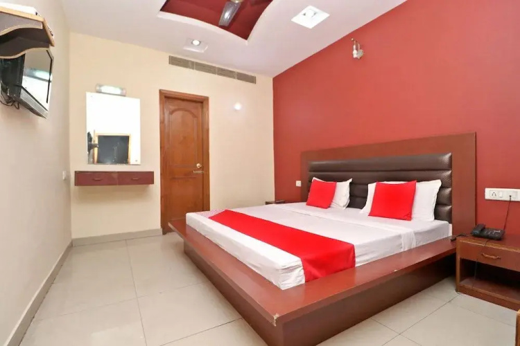 OYO 27012 Hotel Sk Residency