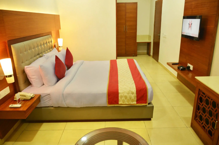 Mint Hotel Premia