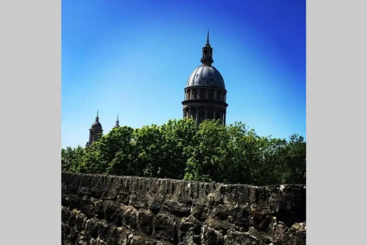La Cour Pavée