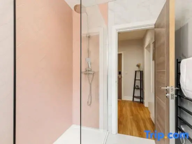 Stunning & Spacious 1-Bed Apt w/ Free Gym & PKG