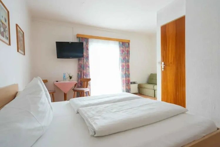 Standard Triple room with lake view