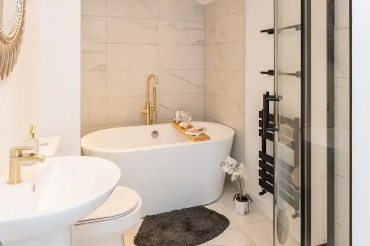 Host Stay Eccles Hideaway