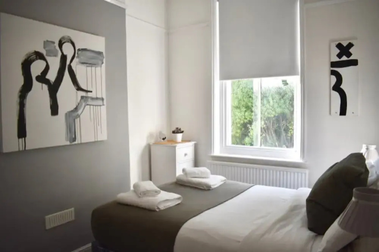 2 Bedroom Apartment With Balcony in Brighton