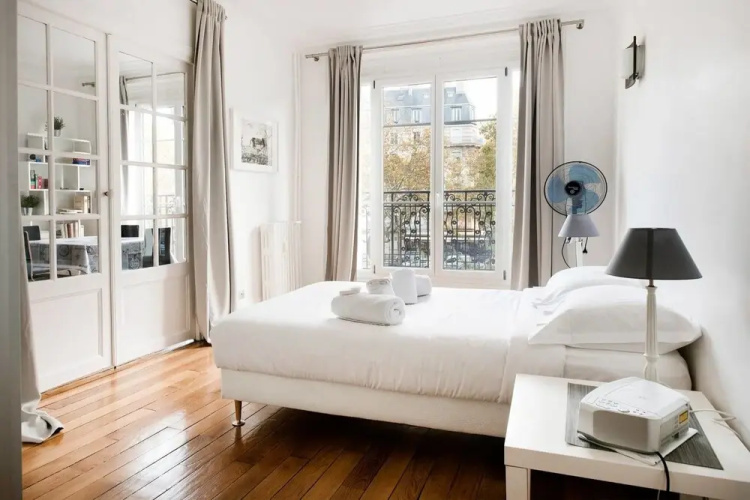 Bright Champerret Apartment Fits 4 in Paris 17th!