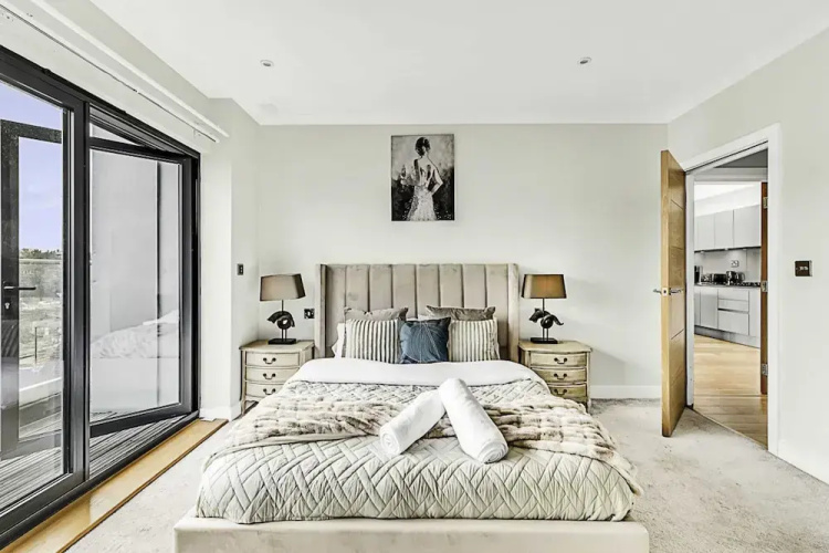 Beautiful Abode In Brentford