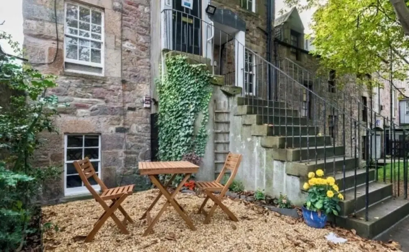 Unique two bed Main Door Flat at the Meadows