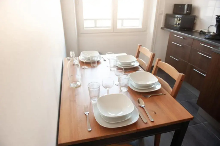 Appartement spacieux avec balcon et parking