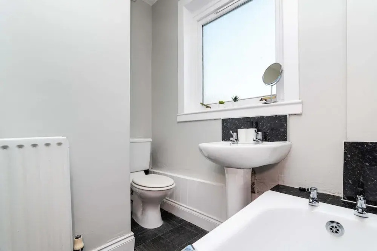 Spacious 3 BED House With Parking