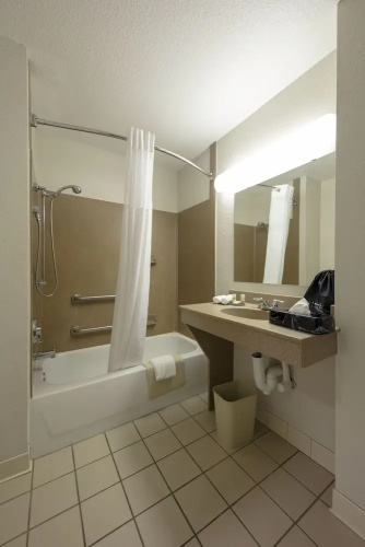 La Quinta Inn & Suites Springfield Airport Plaza