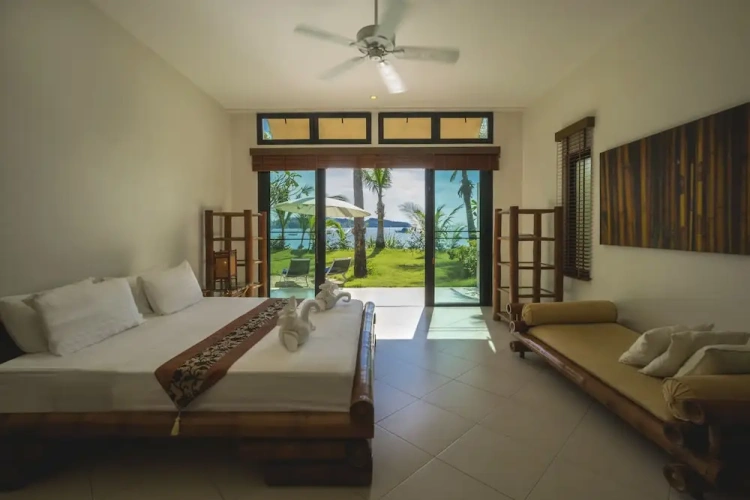 6 Bedrooms Villa