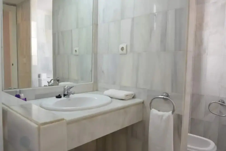 Bright 2 Bedroom First Floor F-4