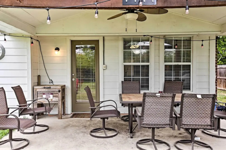 2 Mi to Lake Mcqueeny: Gem w/ Covered Patio