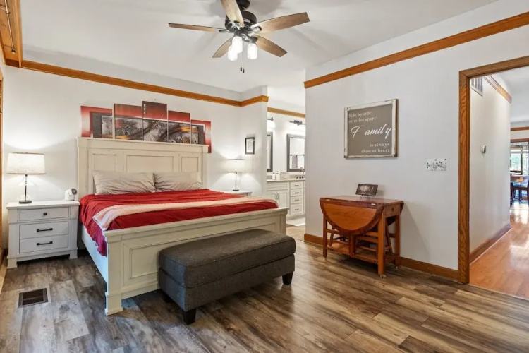 Stunning Lake Views, Pools, Wildlife, Pet-friendly