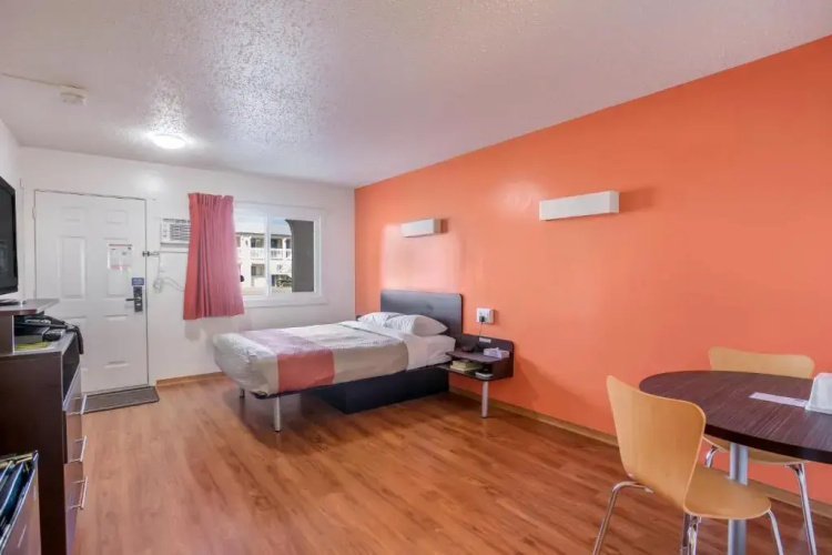 Motel 6-Camrose, AB