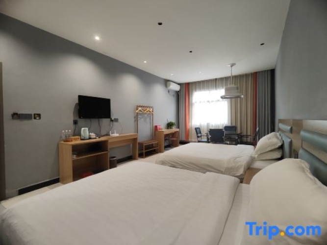 Standard Twin room with garden view
