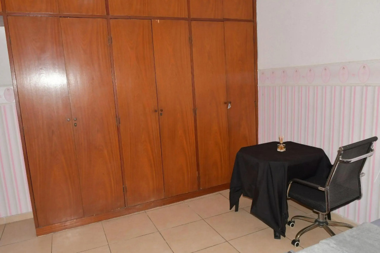 Quarto em residência tranquila e familiar