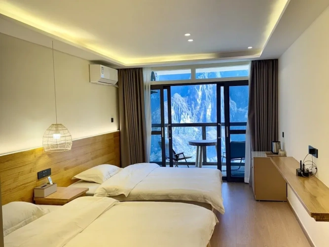 Standard Twin room with land view