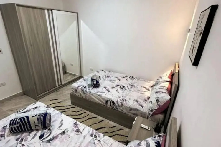 2 Bed Flat - Sleeps 6 - Pool - Parking - Wifi